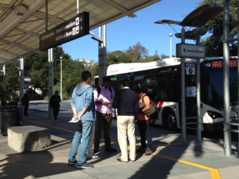 팔로알토 버스 정류장에서